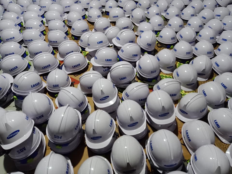 Mũ thành phẩm đã in logo chuẩn bị bàn giao sản phẩm cho khách hàng 